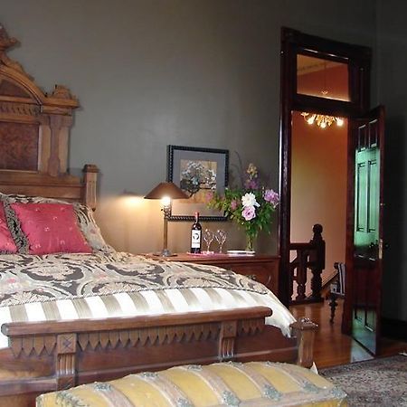 Whiskey Mansion Bed & Breakfast Saint Joseph Oda fotoğraf
