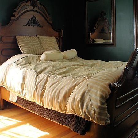 Whiskey Mansion Bed & Breakfast Saint Joseph Oda fotoğraf