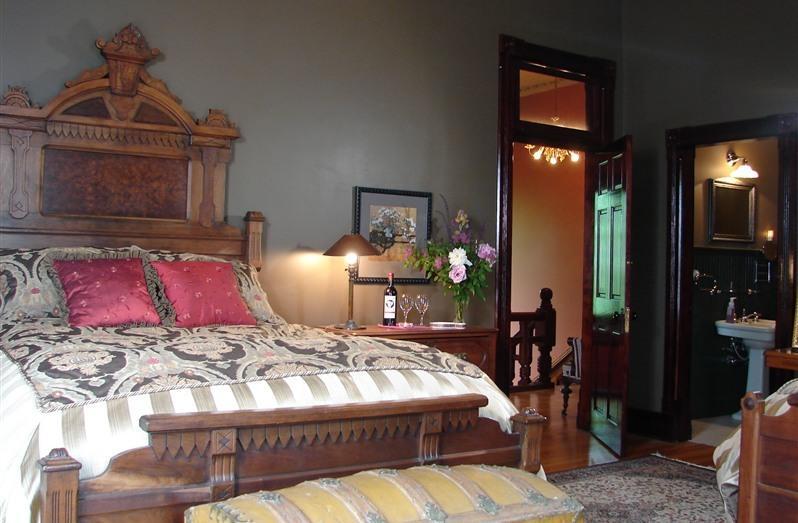 Whiskey Mansion Bed & Breakfast Saint Joseph Oda fotoğraf