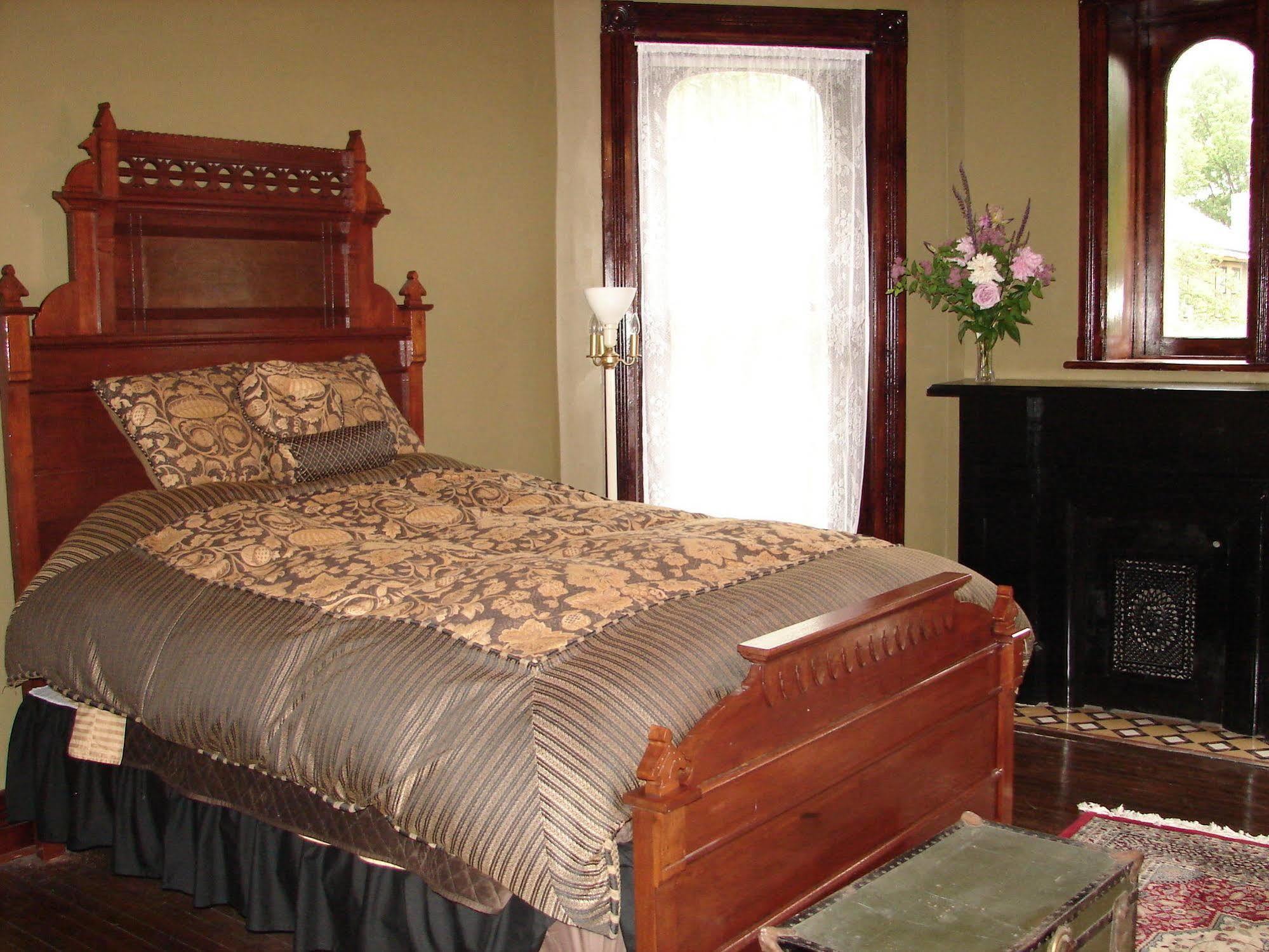 Whiskey Mansion Bed & Breakfast Saint Joseph Oda fotoğraf