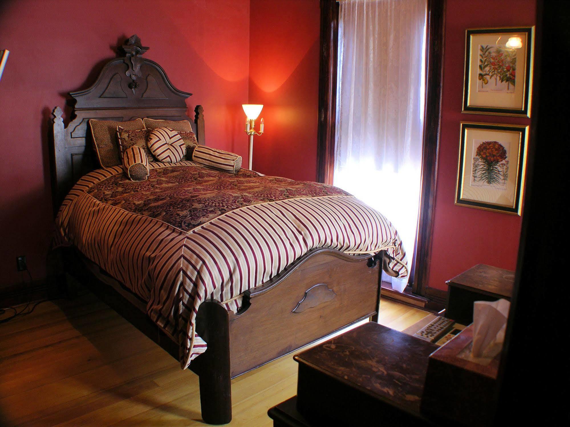 Whiskey Mansion Bed & Breakfast Saint Joseph Oda fotoğraf