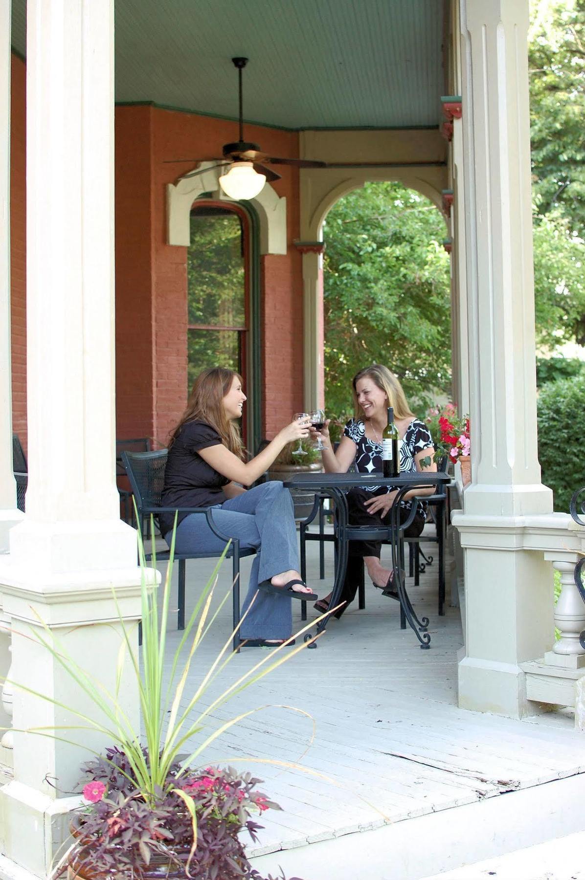 Whiskey Mansion Bed & Breakfast Saint Joseph Restoran fotoğraf