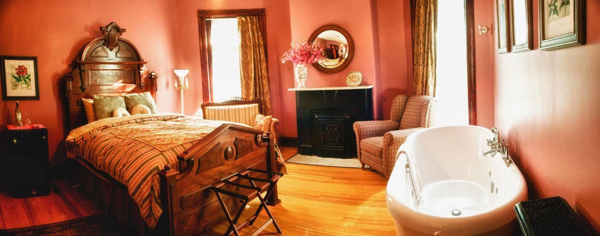 Whiskey Mansion Bed & Breakfast Saint Joseph Dış mekan fotoğraf